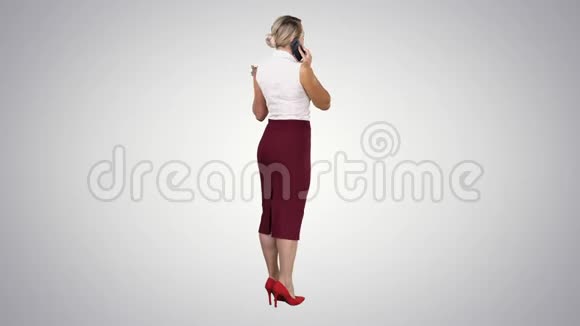 站着的年轻美女用手机在梯度背景下打电话视频的预览图