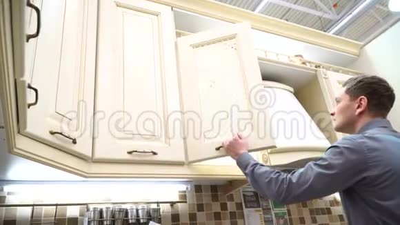 年轻人买厨房家具他在新家挑选橱柜视频的预览图