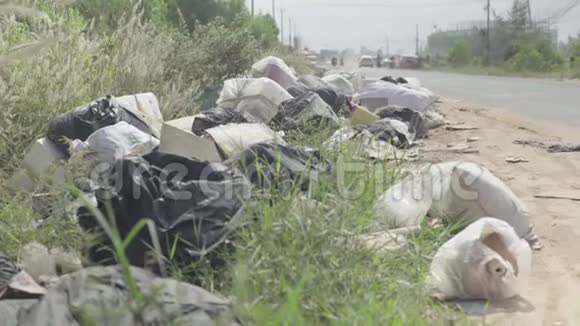 倾倒塑料垃圾柬埔寨亚洲视频的预览图