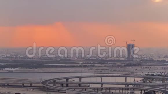 在日出期间迪拜溪港附近的建筑和交叉口的空中时间迪拜阿联酋视频的预览图