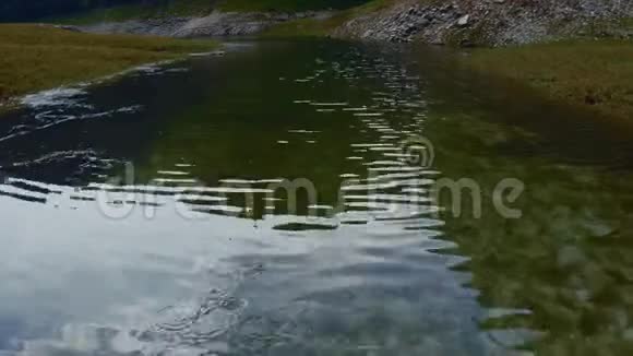 高质量的电影4k12位镜头在一条小山河里流淌着干净的水视频的预览图