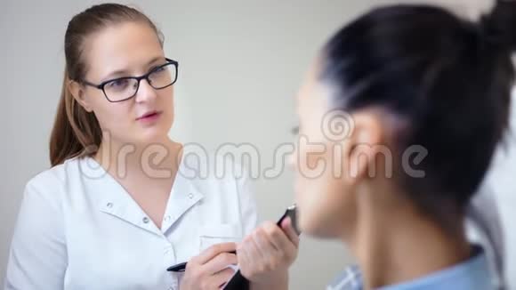 穿着制服的爱笑的女人在服药前咨询女性病人视频的预览图