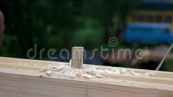 木工用木块锤击木条进入洞口视频的预览图