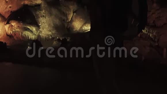 手里拿着相机的女摄影师站在哥特式神秘峡谷里背景和拍摄地点视频的预览图
