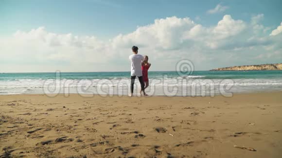 年轻的男人和女人在海滩上互相牵着手可爱的恋人一起快乐夏季休闲视频的预览图