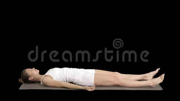 瑜伽冥想躺在垫子上闭着眼睛阿尔法通道视频的预览图