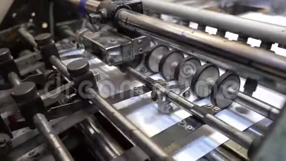 印刷厂的机器纸折叠机滚筒传送带视频的预览图