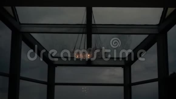 雨中的半透明天花板视频的预览图