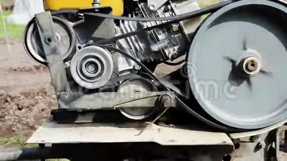 皮带驱动滚筒在农用机上旋转一带一路视频的预览图