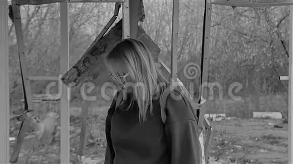 那个女孩走在一座破旧废弃的建筑的框架上荒凉和毁灭的气氛电影计划视频的预览图