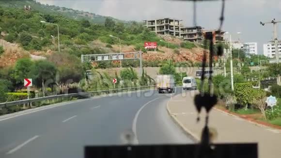 从车上看到土耳其地中海沿岸的柏油路视频的预览图