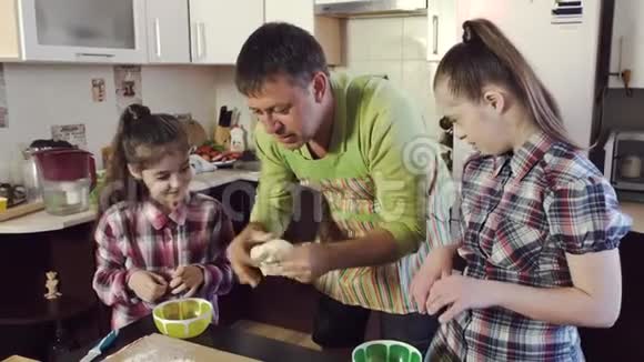 父亲和女儿把厚厚的面团做成长条视频的预览图