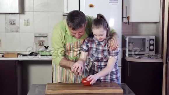 父亲帮助女儿服用降积症切椒视频的预览图