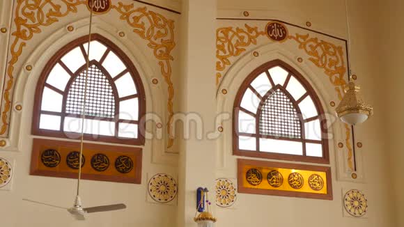清真寺的木制窗户视频的预览图