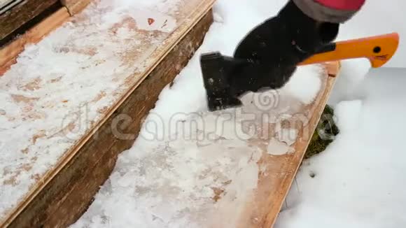 从木阶上取出冰块视频的预览图