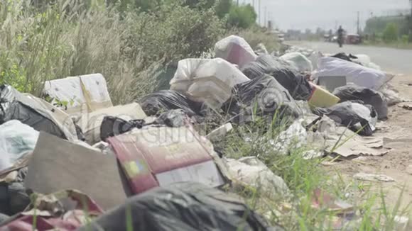 倾倒塑料垃圾柬埔寨亚洲视频的预览图