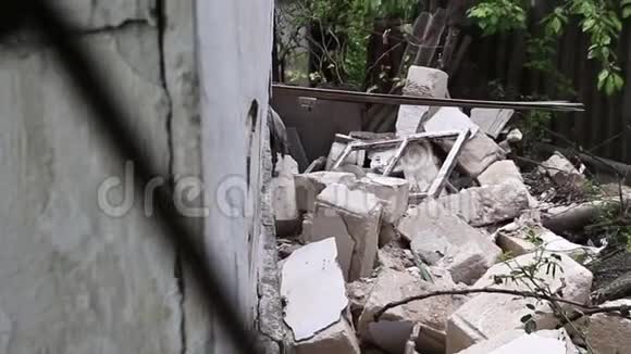 房子被毁了房子墙上的裂缝视频的预览图