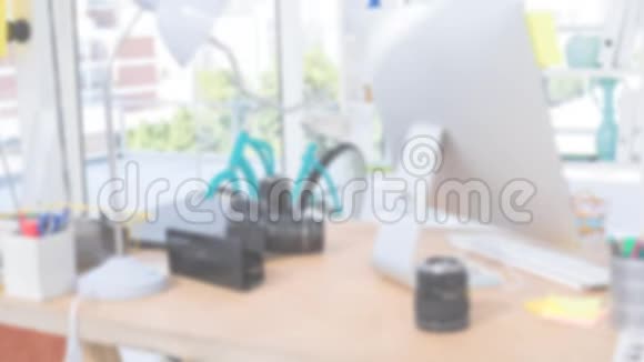 办公室物品的彩色图标在背景中的办公桌上超出焦点的电脑视频的预览图