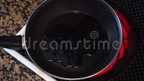 在黑锅里煮鸡蛋视频的预览图