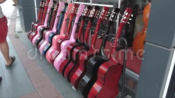 街头吉他展览乐器贸易展示视频的预览图