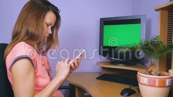一个满脸惊讶和沮丧的年轻女人正在使用手机视频的预览图