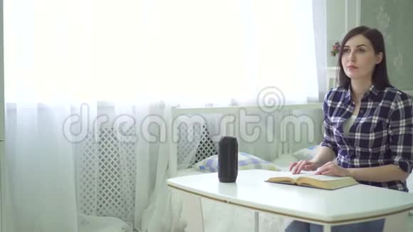 一个失明的年轻女子坐在家里读一本盲文字体的书视频的预览图
