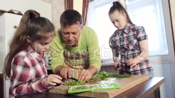 父亲让细心的女儿在船上割绿色视频的预览图