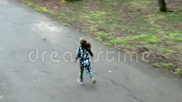 漂亮的小女孩跑到她妈妈身边视频的预览图