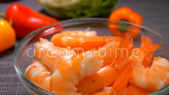 手把美味的虾放在玻璃碗里视频的预览图