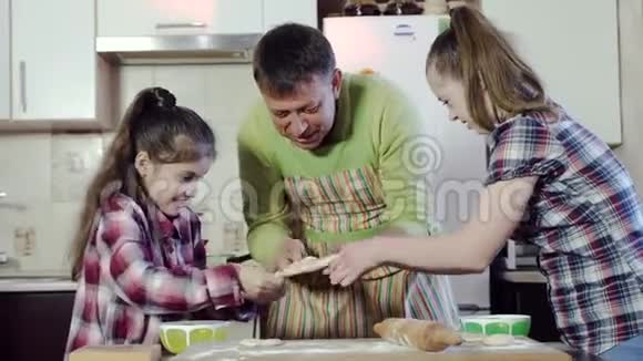 一家人准备饭菜把厚厚的面团揉成一团视频的预览图