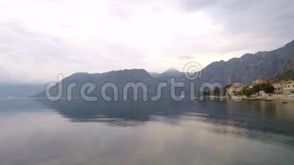 平静的海洋科托湾黑山视频的预览图