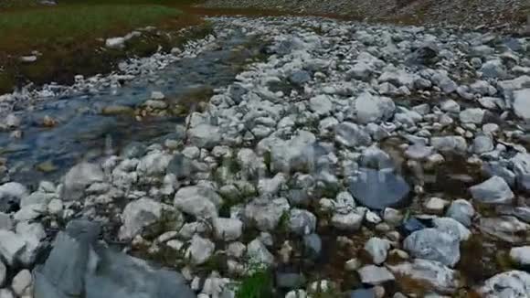 高质量的电影4k12位镜头在一条小山河里流淌着干净的水视频的预览图