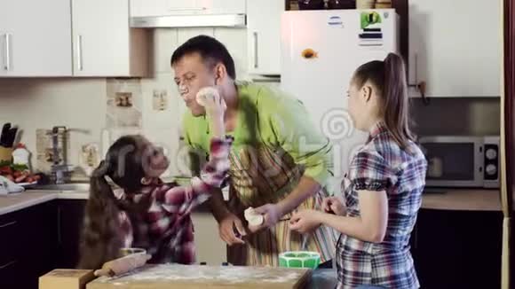 一家人用面粉做饭和打粉视频的预览图