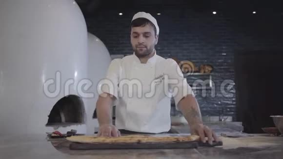 穿着白色制服的厨师画像展示了刚烤好的胖子躺在木板上被切成碎片视频的预览图