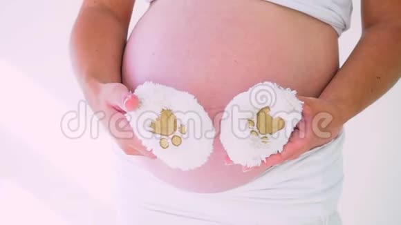 孕妇肚子和婴儿袜子视频的预览图