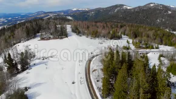 高空观山间运动员滑雪者的比赛冬季山区的双项全能一群运动员视频的预览图