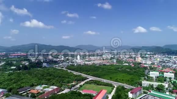 泰国城市蓝天白云和背景山4k空中超移视频视频的预览图