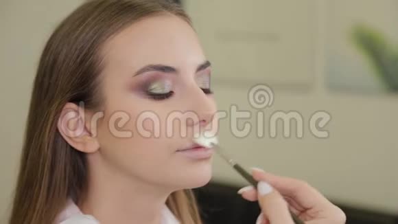 专业化妆师给美容院的客户化妆视频的预览图