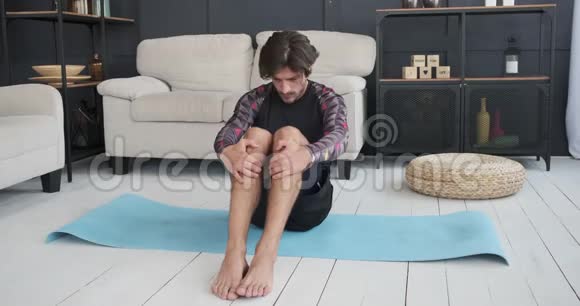 男子在家客厅锻炼视频的预览图