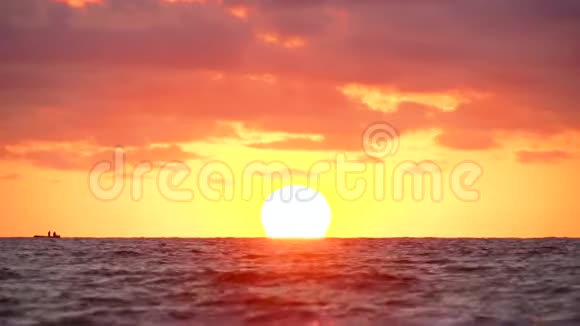 大海上的日出孤独的渔夫船和飞翔的海鸥视频的预览图