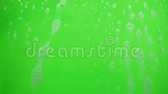 泡沫泡沫泡沫从肥皂流动在绿色背景视频的预览图