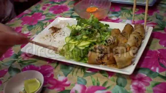 越南菜春卷在咖啡馆餐厅视频的预览图
