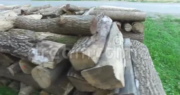 在冬天把所有的木柴都堆放起来视频的预览图
