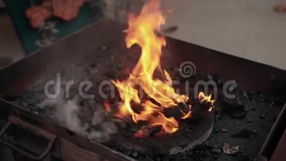 美丽的红舌火焰燃烧木棒在吹牛视频的预览图