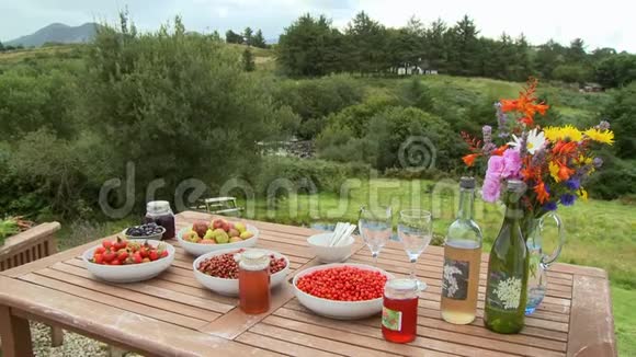 草地上的水果葡萄酒和鲜花视频的预览图
