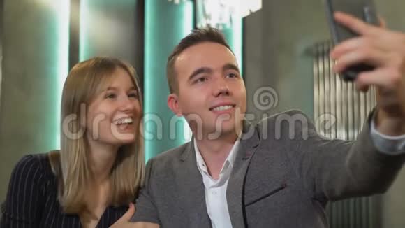 有魅力的年轻夫妇在餐馆咖啡馆自拍视频的预览图