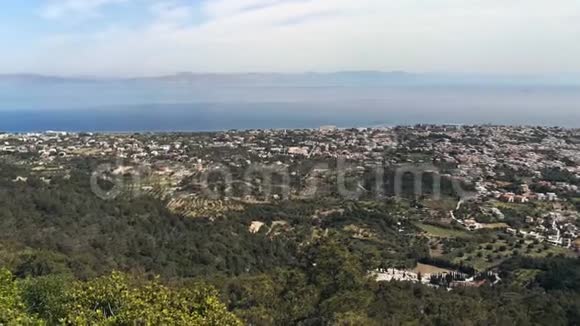从Filerimos山看Ialyssos希腊夏季的蓝海和山脉视频的预览图