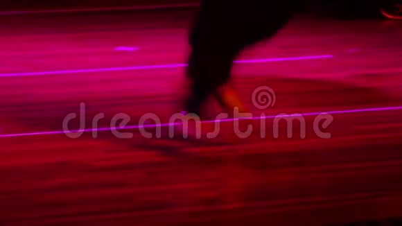 一个男人踢踏舞的脚的特写视频的预览图