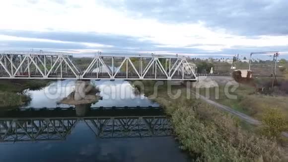 从铁路桥的高度看得很好用一架无人机飞过河流看到铁路视频的预览图