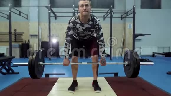 强壮的肌肉男在体操中表现得很干净动作很慢视频的预览图